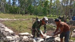 Babinsa Koramil 1505-04/Oba Turun Tangan, Bantu Warga Bangun Pondasi Rumah