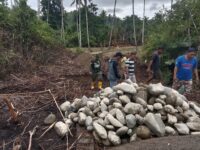 Kodim 1505/Tidore Bersama Warga Gotong Royong Bangun Jembatan Garuda di Desa Gita