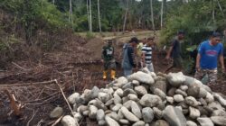 Kodim 1505/Tidore Bersama Warga Gotong Royong Bangun Jembatan Garuda di Desa Gita