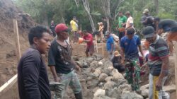 Personel Kodim 1505/Tidore dan Warga Bahu Membahu Bangun Jembatan Garuda 