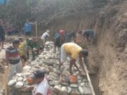 Kodim 1505/Tidore Bersama Warga Genjot Pembangunan Jembatan Garuda