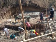 Personel Kodim 1505/Tidore Bersama Warga Lanjutkan Pengecoran Pondasi Jembatan Garuda