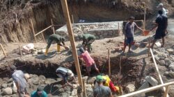 Personel Kodim 1505/Tidore Bersama Warga Lanjutkan Pengecoran Pondasi Jembatan Garuda