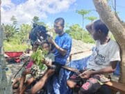 Keakraban Terjalin, Di Sela-sela Jadwal Padat, Satgas TMMD Ke-128 Kodim 1801/Manokwari Sempatkan Bermain Bersama Anak-anak