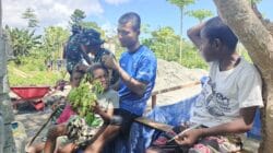 Keakraban Terjalin, Di Sela-sela Jadwal Padat, Satgas TMMD Ke-128 Kodim 1801/Manokwari Sempatkan Bermain Bersama Anak-anak