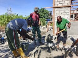 Fran Dowansiba Antusias Bantu Satgas TMMD Ke – 128 Kodim 1801/Manokwari Bangun Rumah Layak Huni