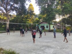 Isi Waktu Luang, Satgas TMMD ke-128 Kodim 1801/Manokwari  Olahraga Voli Bersama Warga