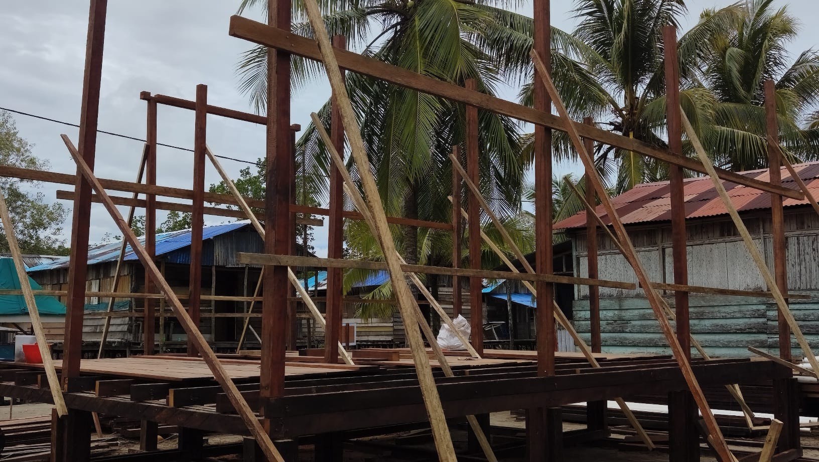 TMMD Ke-128 Kodim 1710/Mimika Gunakan Kayu Besi Berkualitas untuk Bangun Rumah Layak Huni di Kampung Keakwa