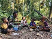 Satgas TMMD ke 128 Kodim 1801/Manokwari Berbagai Makanan Ringgan Dengan Anak-Anak Kampung Tanah Rubuh