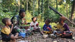 Satgas TMMD ke 128 Kodim 1801/Manokwari Berbagai Makanan Ringgan Dengan Anak-Anak Kampung Tanah Rubuh
