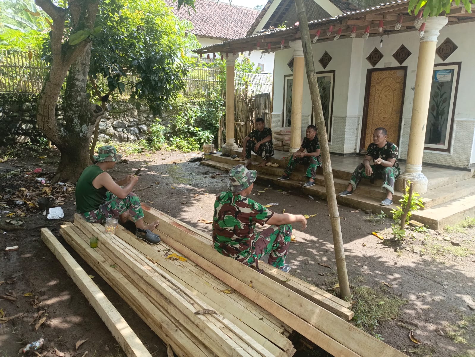 Hangatnya Ngobrol Santai Sesama Satgas TMMD Probolinggo di Waktu Jam Istirahat