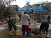 Pembangunan Jembatan Garuda Terus Dikebut, Kodim 1505/Tidore Bersama Warga Fokus Pemasangan Batu Pondasi Wing Jembatan 