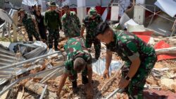 Reaksi Cepat Prajurit TNI Tangani Dampak Gempa M 7,6 di Sulawesi Utara