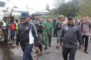 Kodim 1714/Puncak Jaya dan Polri Kawal Ketat Gubernur Papua Tengah Tinjau Korban Insiden Sinak, Instruksikan Status Tanggap Darurat dan Biaya Medis Ditanggung Penuh