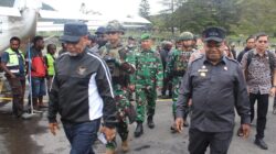 Kodim 1714/Puncak Jaya dan Polri Kawal Ketat Gubernur Papua Tengah Tinjau Korban Insiden Sinak, Instruksikan Status Tanggap Darurat dan Biaya Medis Ditanggung Penuh