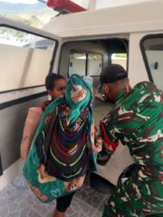 Koramil 1714-01/Mulia Menjadi Pelindung Rakyat Dampingi Evakuasi Korban Menuju RSUD Nabire