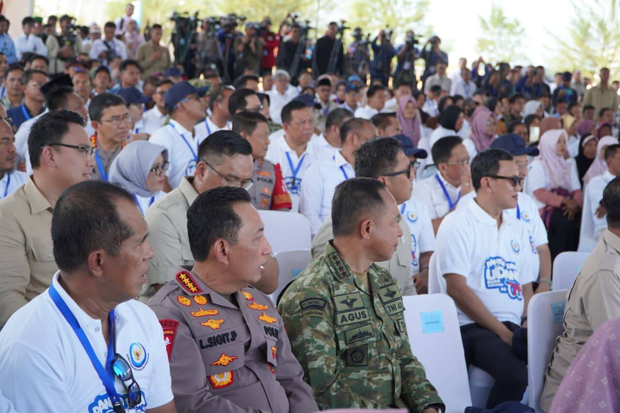 Panglima TNI Dampingi Presiden RI Prabowo Subianto Panen Raya Udang di Kebumen