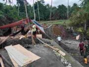 Meski Cuaca Tak Menentu, Anggota Kodim 1505/Tidore dan Warga Tetap Semangat Bangun Jembatan Garuda