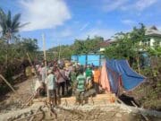 Kebersamaan Jadi Kekuatan, Personel Kodim 1505/Tidore dan Warga Gotong Royong Cor Lantai Jembatan Garuda