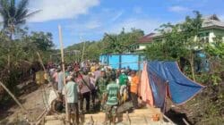 Kebersamaan Jadi Kekuatan, Personel Kodim 1505/Tidore dan Warga Gotong Royong Cor Lantai Jembatan Garuda