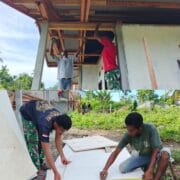 Pemasangan Plafon RTLH TMMD Ke-128 Kodim 1801/Manokwari Terus Dikebut Pemasangan Plafon RTLH TMMD Ke-128 Kodim 1801/Manokwari Terus Dikebut