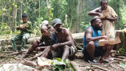 Di Balik Nasi Bungkus Ada Kebersamaan :  TMMD Ke-128 di Kampung Tanah Rubuh, Tanpa Sekat Tanpa Batas