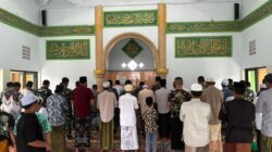 Kebersamaan Satgas TMMD Ke-128 dan Warga Terlihat Saat Sholat Dzuhur Berjamaah di Masjid Nurul Jannah