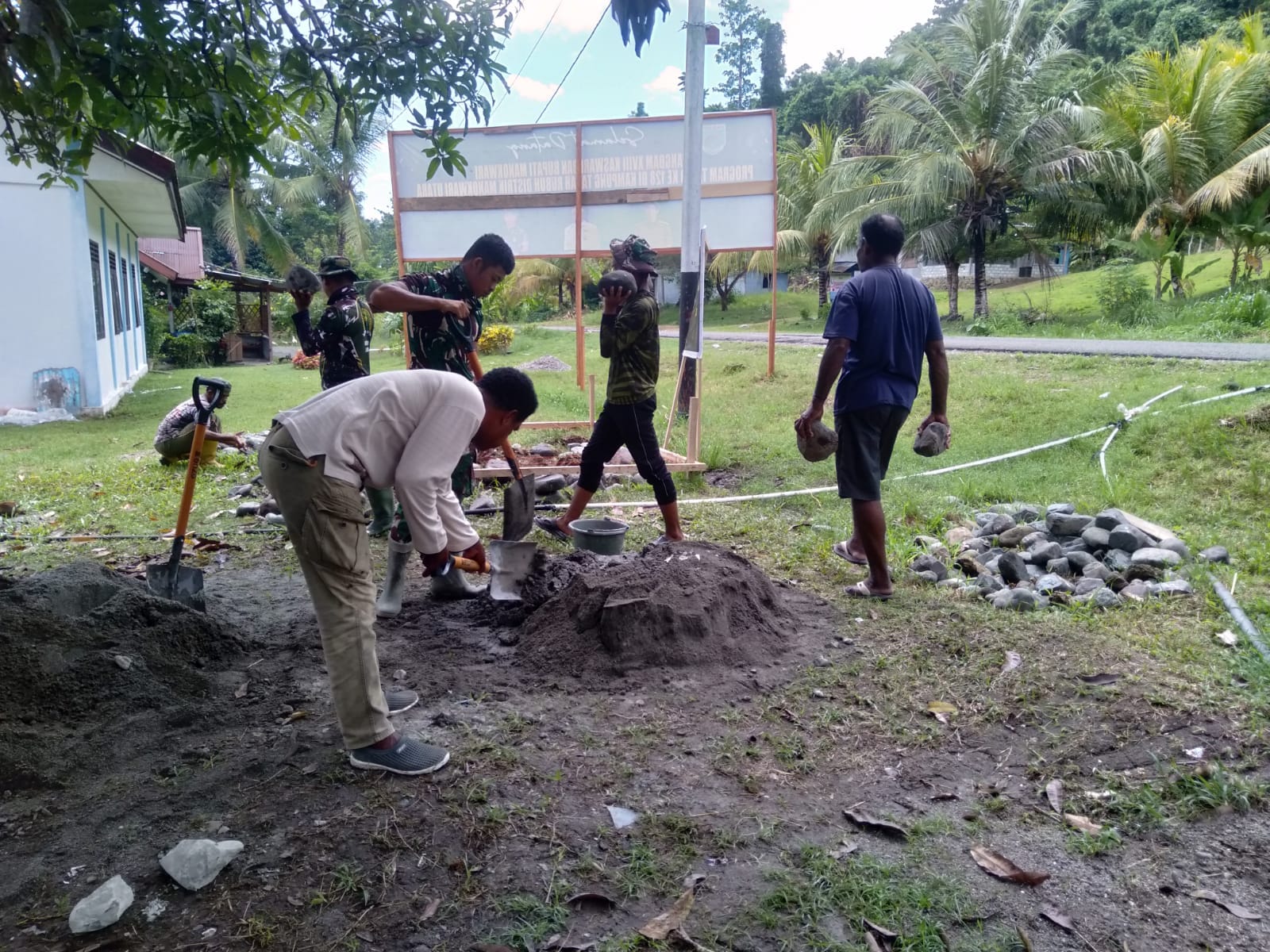 Pondasi Bak Penampungan Air Bersih Mulai Dilaksanakan oleh Satgas TMMD ke-128 Kodim 1801/Manokwari