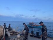 Kapal Perang TNI AL Laksanakan SAR dan Evakuasi KM Bintang Mariyos 04 di Perairan Halmahera