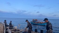 Kapal Perang TNI AL Laksanakan SAR dan Evakuasi KM Bintang Mariyos 04 di Perairan Halmahera