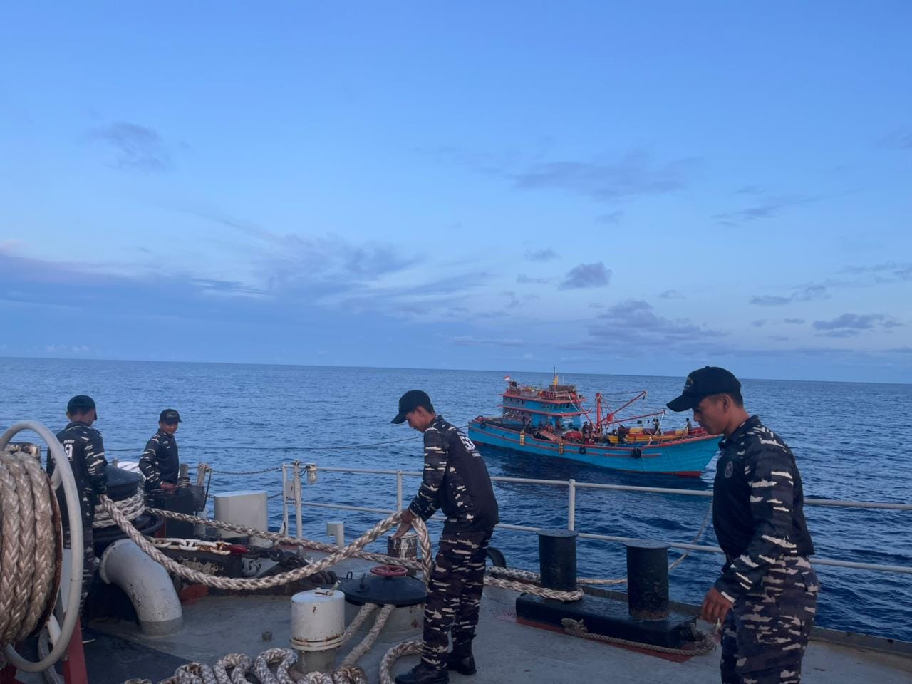 Kapal Perang TNI AL Laksanakan SAR dan Evakuasi KM Bintang Mariyos 04 di Perairan Halmahera