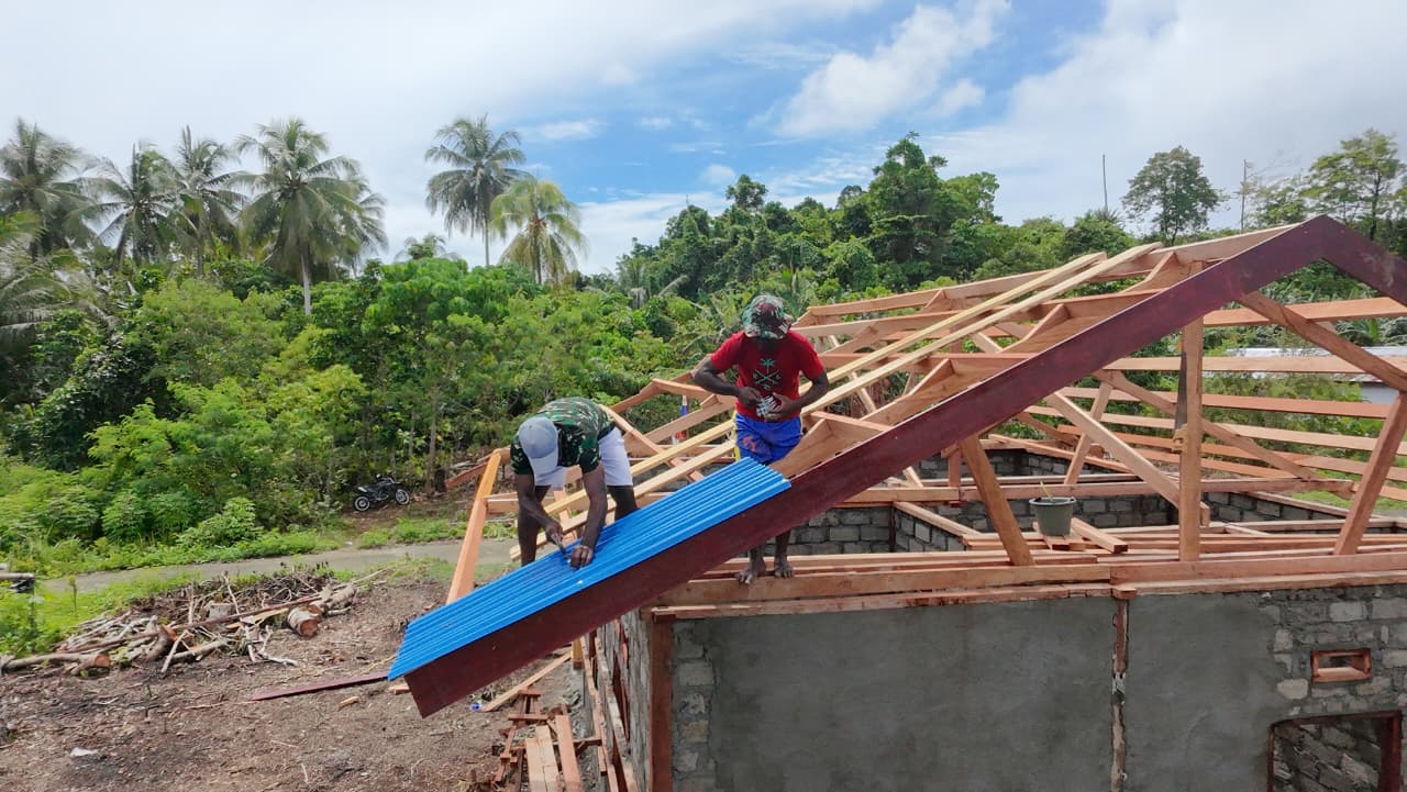 Satgas TMMD Ke-128 Kodim 1801/Manokwari Memasuki Tahap Pemasangan Atap Rehab Rumah Warga ‎