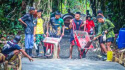 Percepat Pengecoran Jalan, Satgas TMMD ke-128 Kodim 1801/Manokwari Gotong Royong Gunakan Molen