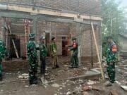 Dandim 0820 Probolinggo Tinjau Pembangunan Mushola Baiturrahim dan Serahkan Sembako untuk Warga Brabe