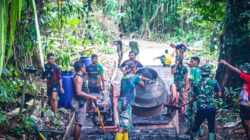 Pasi Ops Kodim 1801/Manokwari Turun Langsung Ikut Pengecoran Jalan TMMD Ke-128 di Kampung Tanah Rubuh