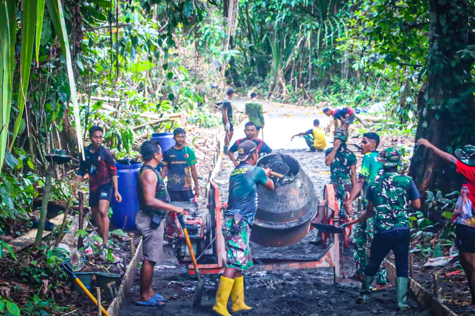 Pasi Ops Kodim 1801/Manokwari Turun Langsung Ikut Pengecoran Jalan TMMD Ke-128 di Kampung Tanah Rubuh