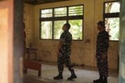 Dansatgas TMMD Ke-128 Kodim 1801/Manokwari Tinjau Langsung Pengecoran Jalan Akses Pantai dan Rehab SD Inpres 62 Asai