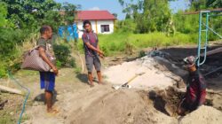 TNI Laksanakan Penggalian Septictank Rumah Warga dalam Program TMMD ke-128 Kodim 1801/Manokwari