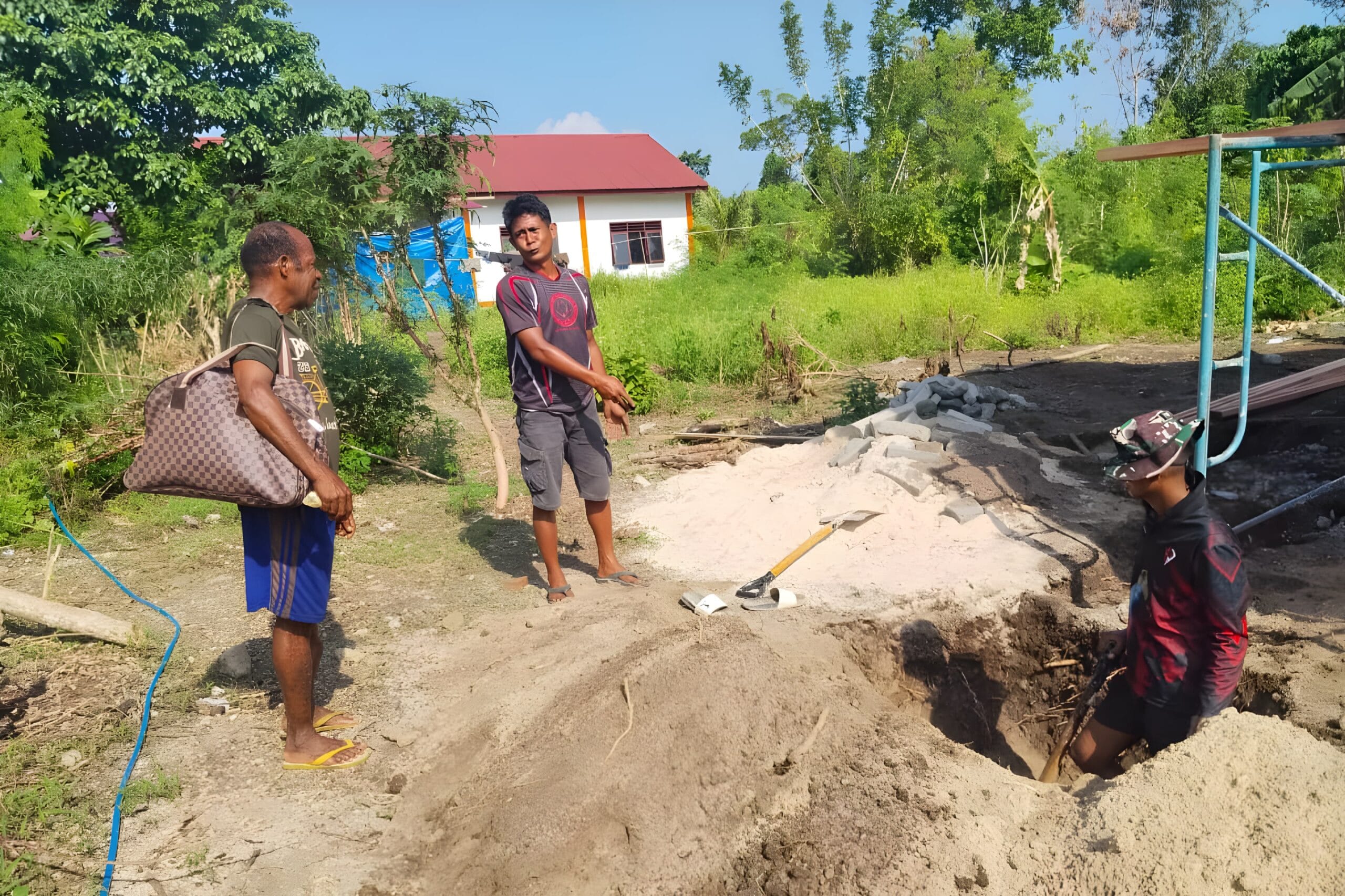 TNI Laksanakan Penggalian Septictank Rumah Warga dalam Program TMMD ke-128 Kodim 1801/Manokwari