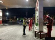 Walau Sibuk Tetap Waspada, Pesan Anggota Polsek Widang Kepada Karyawan SPBU