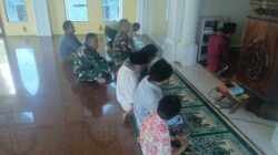 Tingkatkan Kemanunggalan, Satgas TMMD Ke-128 Sholat Asar Berjamaah Bersama Warga Desa Brabe