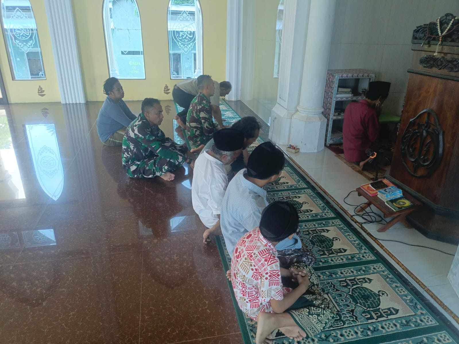 Tingkatkan Kemanunggalan, Satgas TMMD Ke-128 Sholat Asar Berjamaah Bersama Warga Desa Brabe
