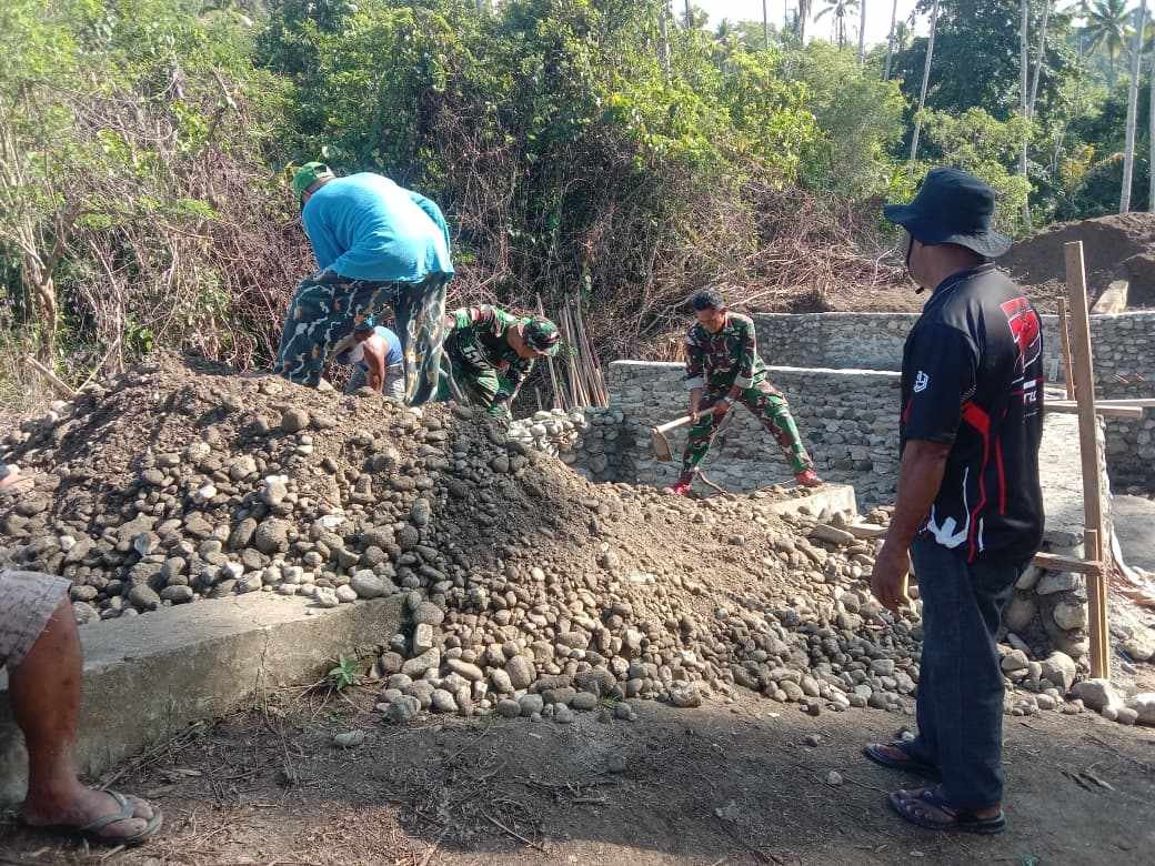 Personel Kodim 1505/Tidore Terus Lanjutkan Pembangunan Jembatan Garuda di Desa Gita