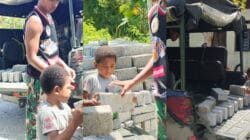TMMD Ke-128 Kodim 1801/Manokwari, Bangkitkan Jiwa Kebersamaan Anak-Anak Ikut Gotong-royong Bangun Kampung TMMD Ke-128 Kodim 1801/Manokwari, Bangkitkan Jiwa Kebersamaan Anak-Anak Ikut Gotong-royong Bangun Kampung