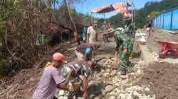 Tak Kenal Lelah, Personil TNI dan Warga Tetap Gas Pembangunan Jembatan Garuda