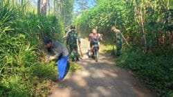 Satgas TMMD Ke-128 Kodim 0820/Probolinggo dan Warga Desa Brabe Gelar Pembersihan Jalan di Dusun Klagin