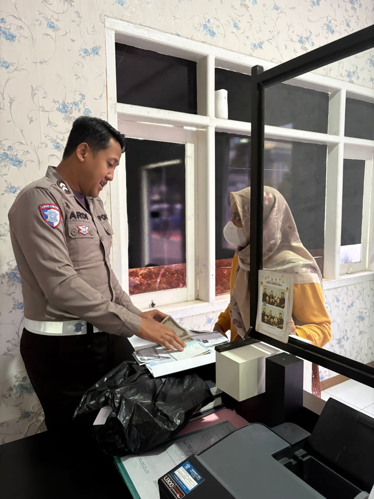 Banyak Warga Baru Tahu, Polantas Tuban Kini Layani SIM STNK BPKB Lebih Dekat Banyak Warga Baru Tahu, Polantas Tuban Kini Layani SIM STNK BPKB Lebih Dekat
