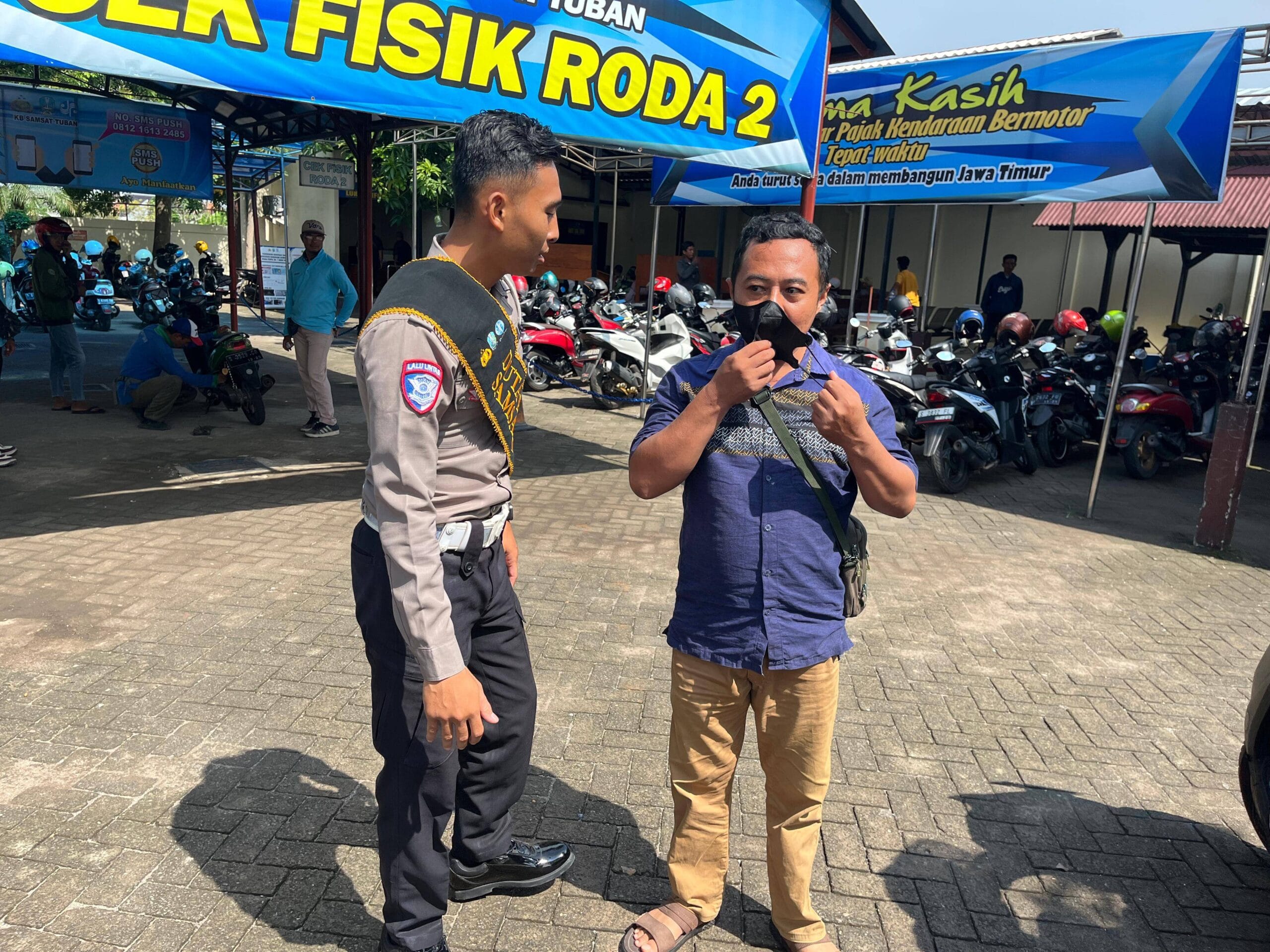 Suasana Jalanan Tuban Berubah, Warga Antre Tanya STNK ke Polantas Tuban