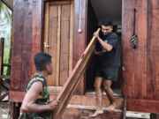 Satgas TMMD Tuntaskan Pemasangan Pintu MCK Umum di Kampung Keakwa