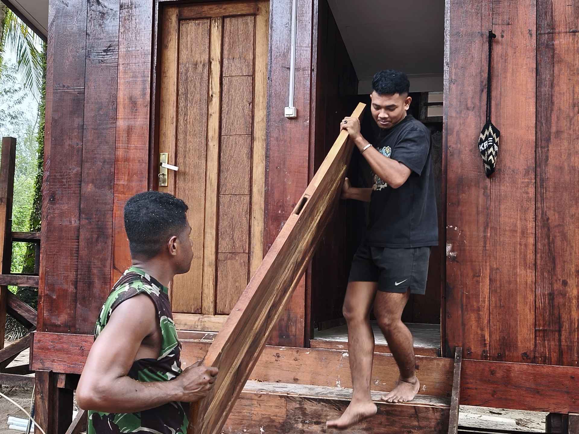 Satgas TMMD Tuntaskan Pemasangan Pintu MCK Umum di Kampung Keakwa Satgas TMMD Tuntaskan Pemasangan Pintu MCK Umum di Kampung Keakwa